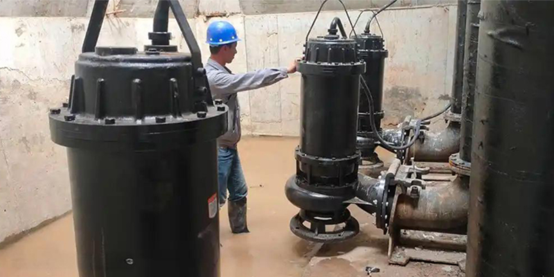 Bomba de esgoto no local